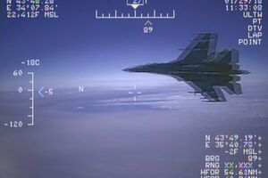 Перехватом американского самолета занимался Су-27