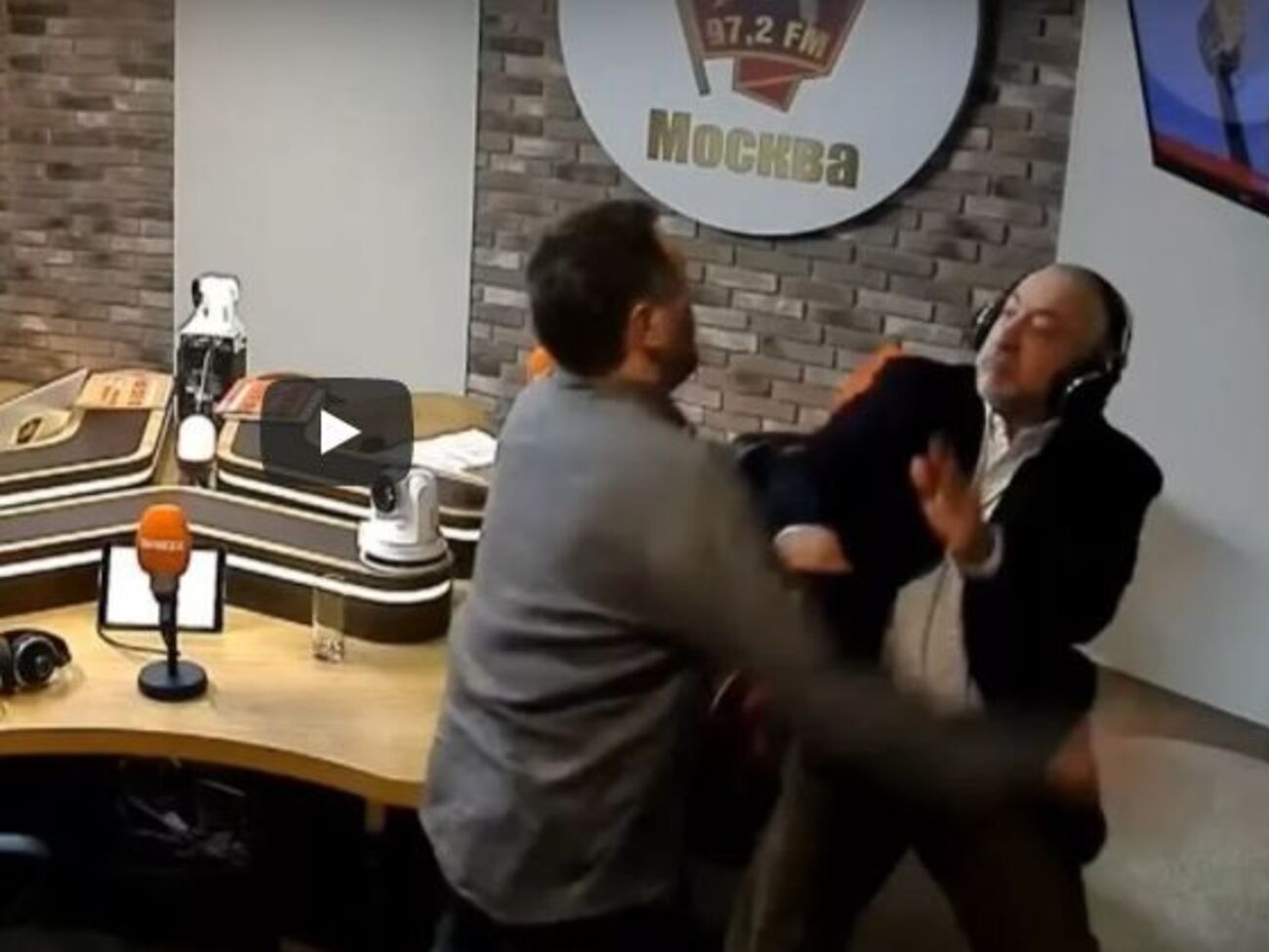 В ответ на пощечину Шевченко начал избивать Сванидзе