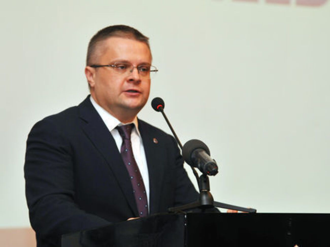 Кабмін пропонує звільнити Романова