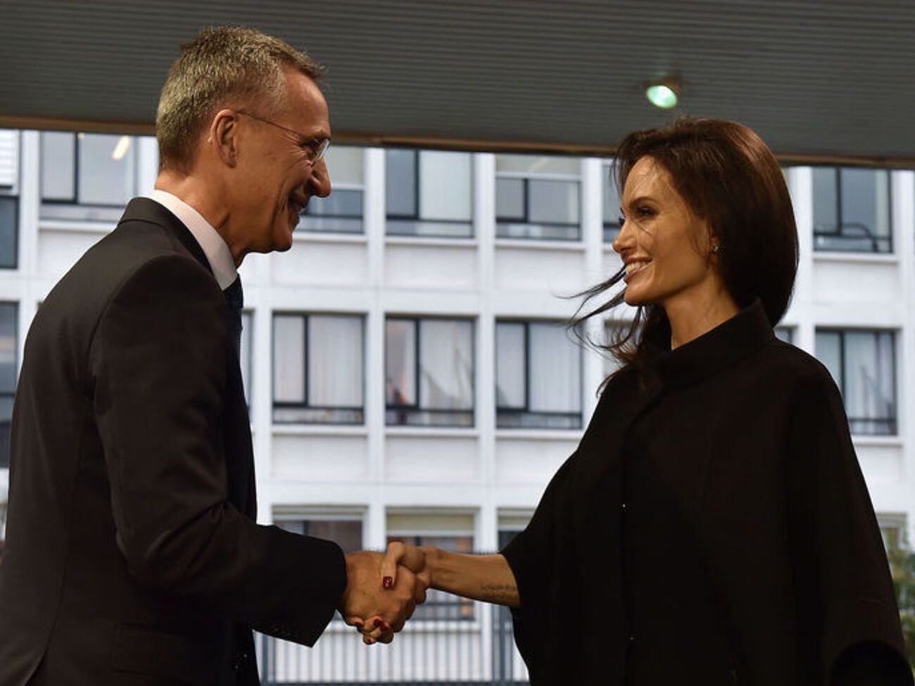 Столтенберг встретил Джоли в штаб-квартире НАТО