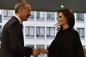 Столтенберг встретил Джоли в штаб-квартире НАТО