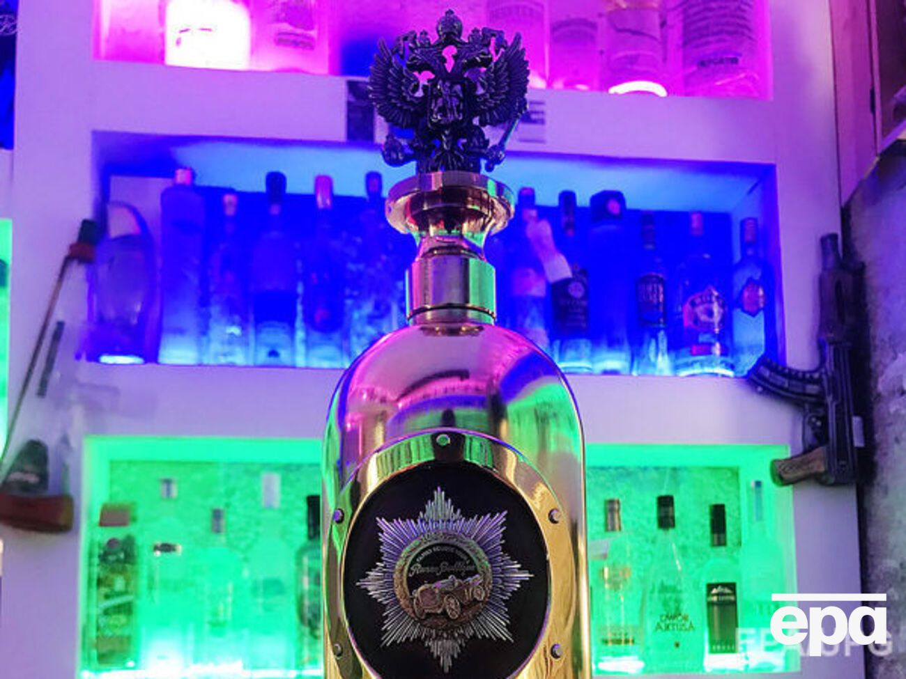 Бутылка сделана из золота, серебра и кожи салона первого авто Монте-Карло