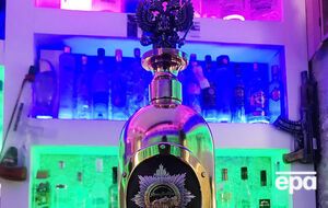 Бутылка сделана из золота, серебра и кожи салона первого авто Монте-Карло