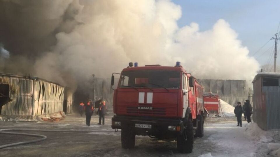 Ликвидацию пожара в пригороде Новосибирска осложняет сильный мороз