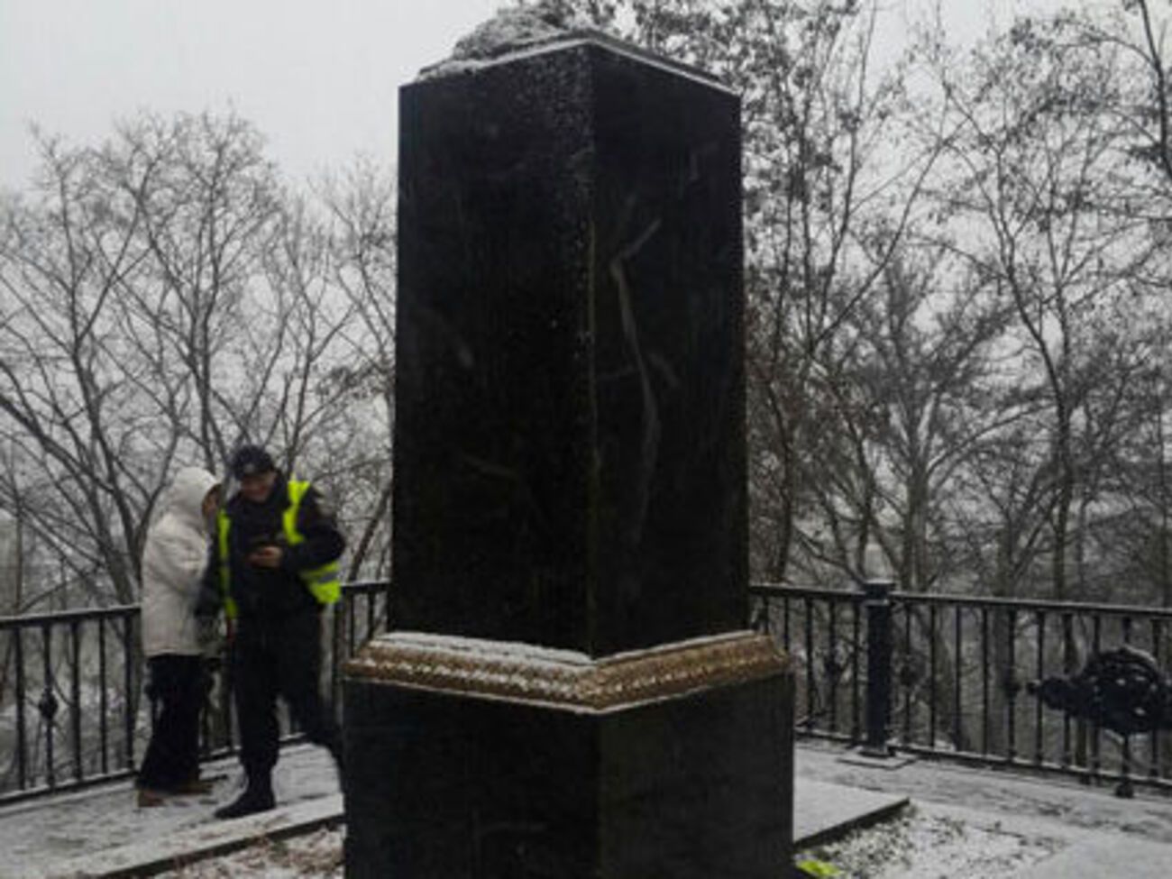 Зникнення пам'ятника Коцюбинському поліція вважає наругою над могилою
