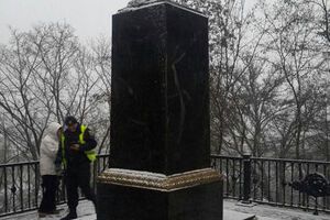 Зникнення пам'ятника Коцюбинському поліція вважає наругою над могилою