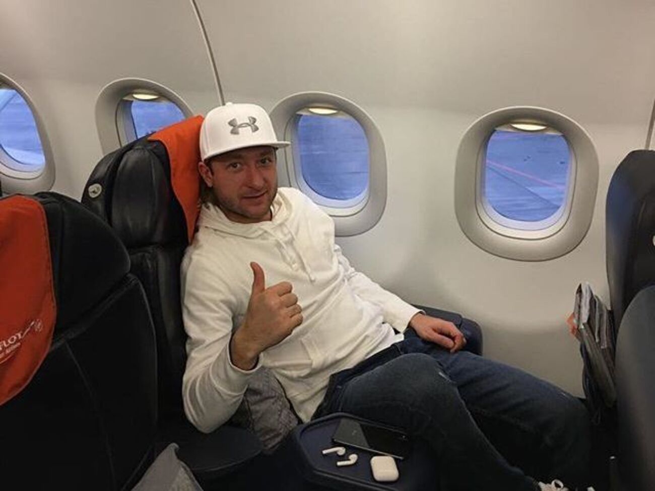 Плющенко: Один возраст и один и тот же костюм, а разделяют фото ровно 30 лет!