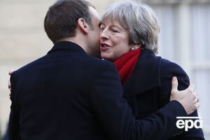 Президент Франции Эммануэль Макрон обменивается поцелуями с премьер-министром Великобритании Терезой Мэй перед встречей в Елисейском дворце