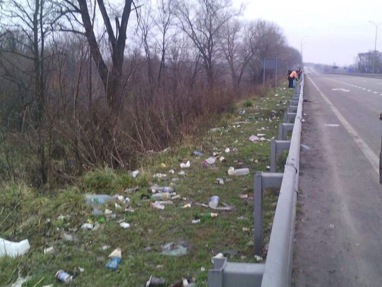 У Службі автодоріг Полтавської області зазначили, що сміття на узбіччях прибирають вручну