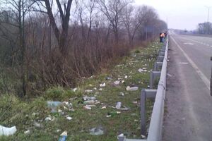 В Службе автодорог Полтавской области отметили, что мусор на обочинах убирают вручную