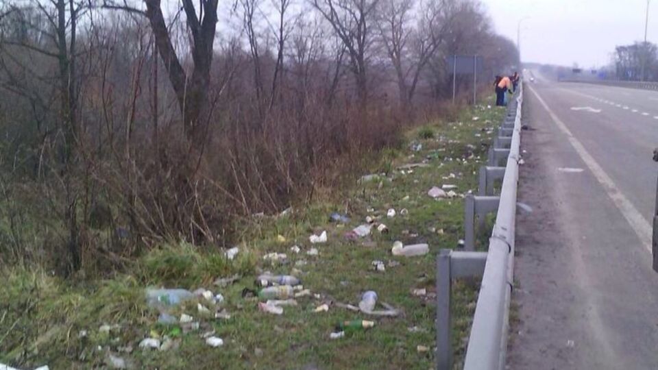 У Службі автодоріг Полтавської області зазначили, що сміття на узбіччях прибирають вручну