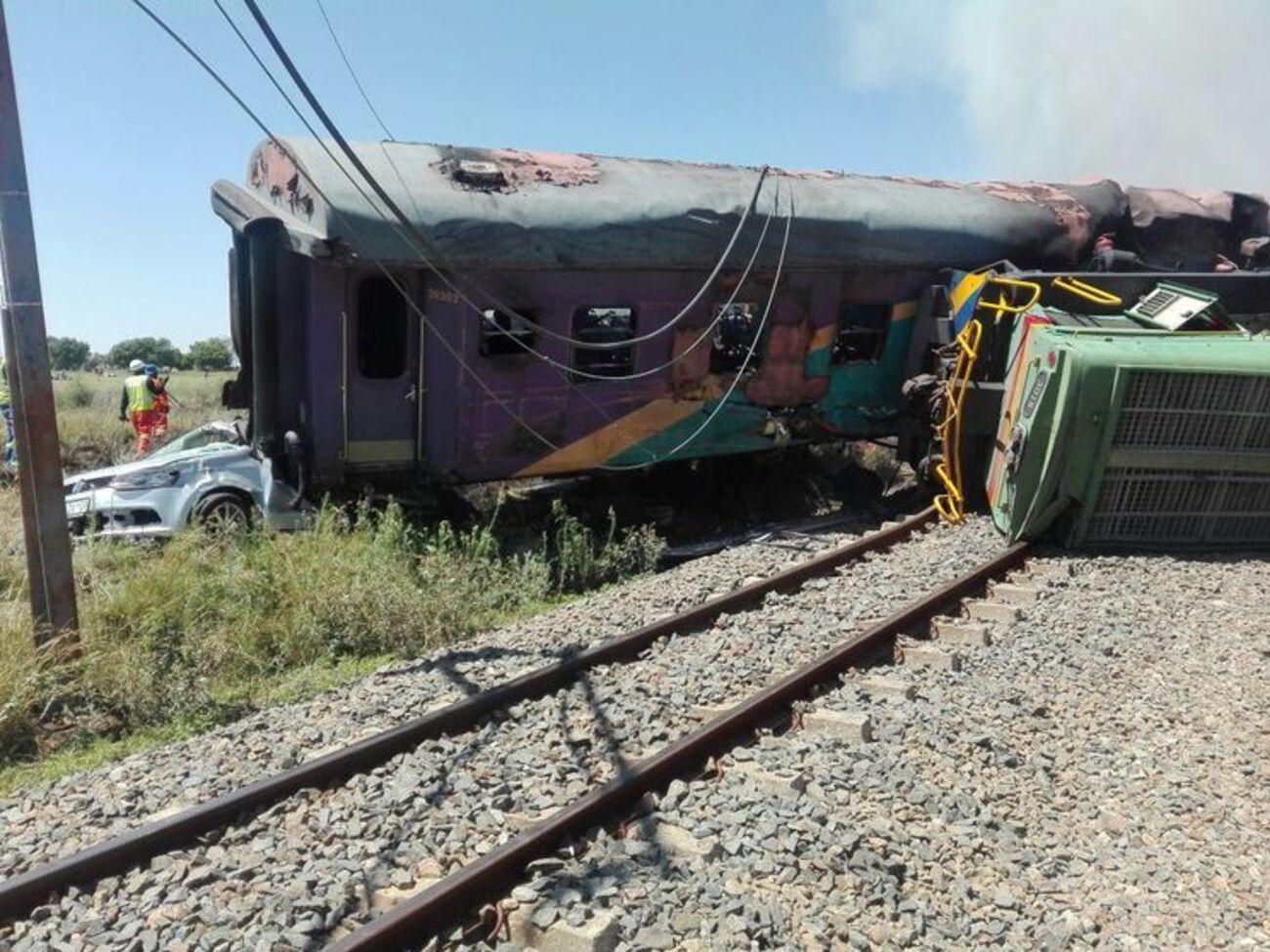 Поезд сошел с рельсов, вероятно, после столкновения на переезде