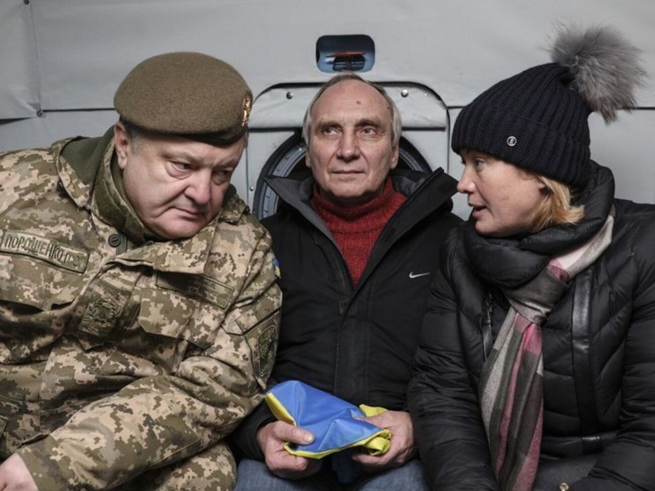 Козловський (в центрі)&nbsp;повернувся на підконтрольну українському уряду територію 27 грудня&nbsp;