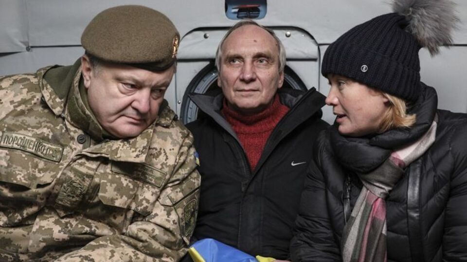 Козловський (в центрі) повернувся на підконтрольну українському уряду територію 27 грудня