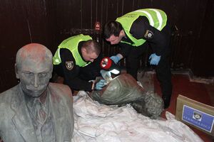 Полиция продолжает поиски причастных к краже бюстов Пушкина и Коцюбинского