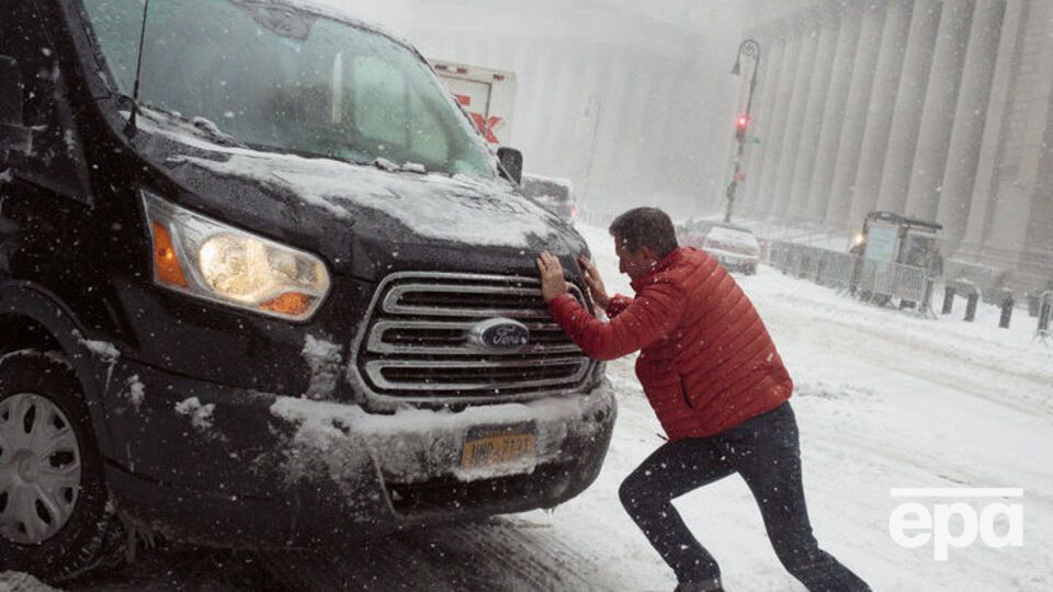 Жителей Нью-Йорка попросили не выезжать без необходимости