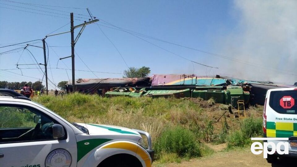 Потяг зіткнувся з вантажівкою