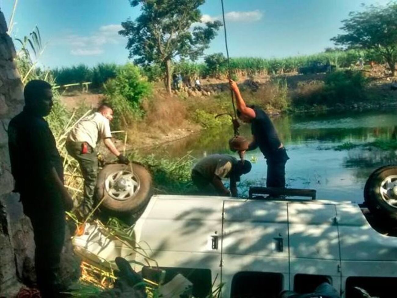 Фургон упав у водойму