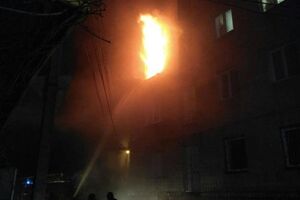В Ровно горела многоэтажка, спасатели эвакуировали более 70 человек. Фоторепортаж