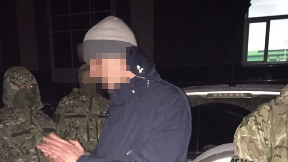 Чиновників затримали під час отримання хабара