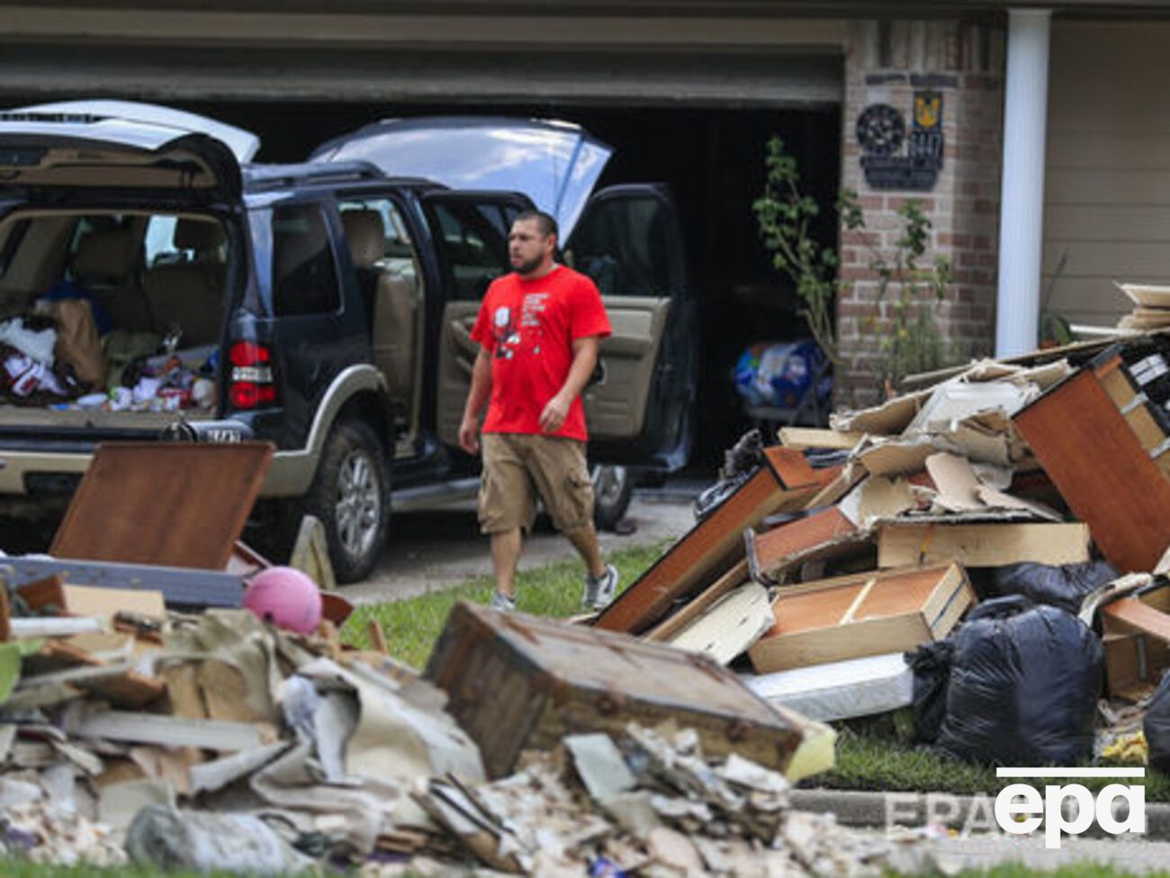 Самой дорогой природной катастрофой 2017 года стал ураган "Харви", отметили в Munich Re