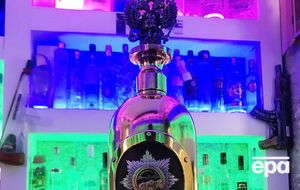 Бутылка сделана из 3 кг золота, 3 кг серебра и украшена фрагментом кожи из салона автомобиля, участвовавшего в ралли Монте-Карло в 1912 году