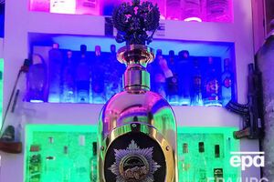 Бутылка сделана из 3 кг золота, 3 кг серебра и украшена фрагментом кожи из салона автомобиля, участвовавшего в ралли Монте-Карло в 1912 году