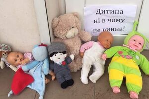 Игрушки несут к храмам УПЦ МП