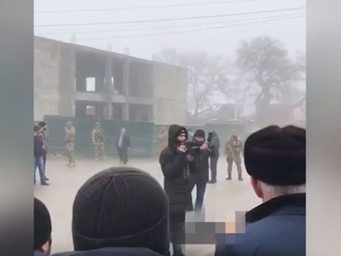 Происходящее снимали два человека