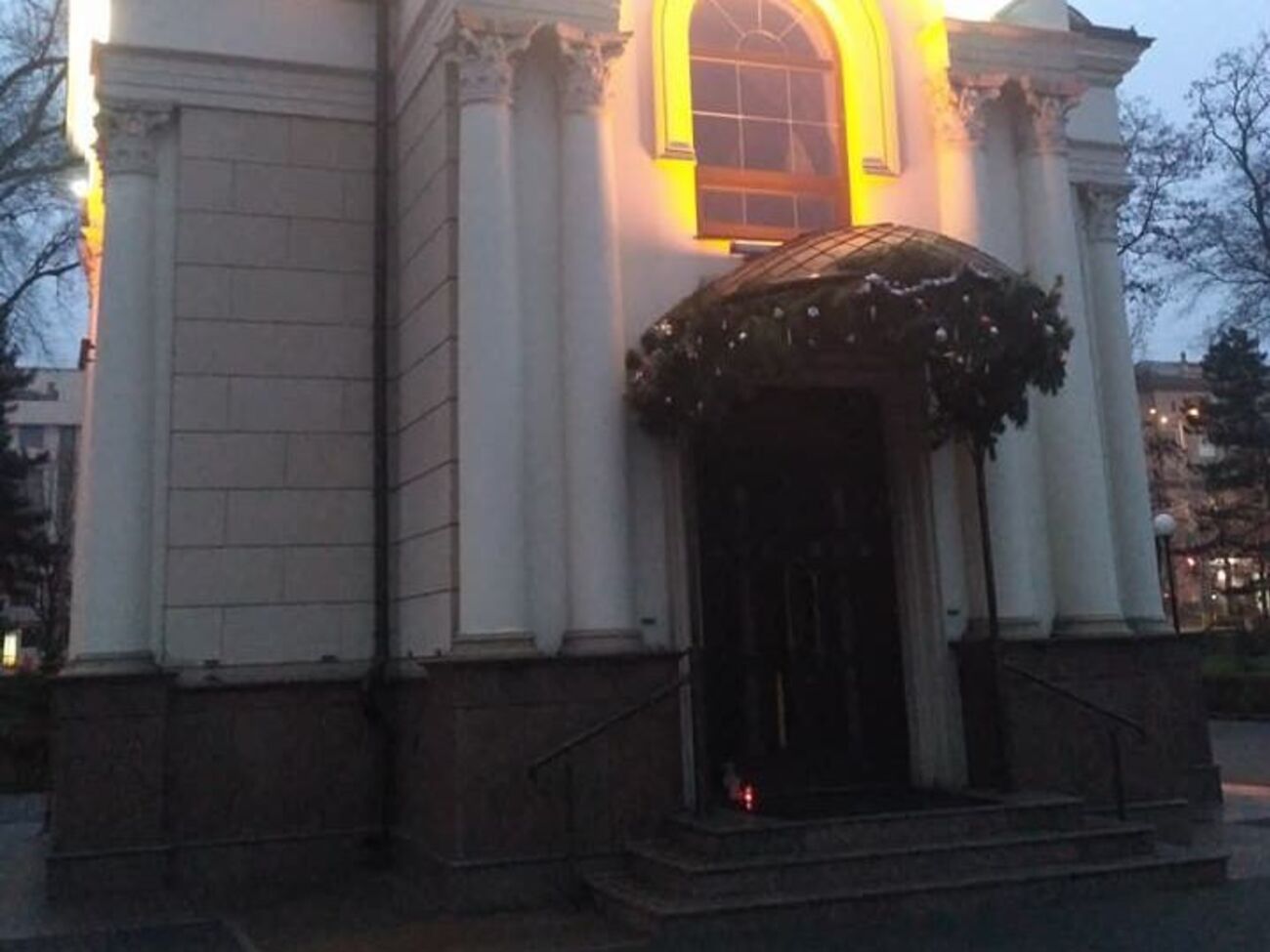 После отказа священнослужителя УПЦ МП Евгения Молчанова отпевать ребенка&nbsp;к храмам УПЦ МП в разных городах стали приносить игрушки