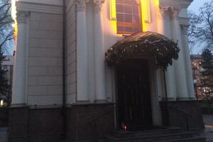 После отказа священнослужителя УПЦ МП Евгения Молчанова отпевать ребенка к храмам УПЦ МП в разных городах стали приносить игрушки