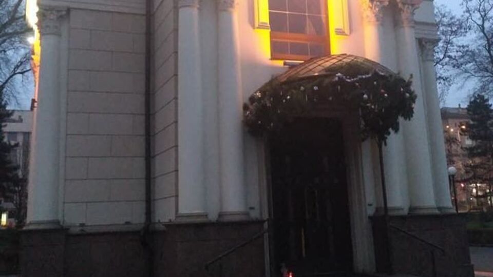 После отказа священнослужителя УПЦ МП Евгения Молчанова отпевать ребенка к храмам УПЦ МП в разных городах стали приносить игрушки