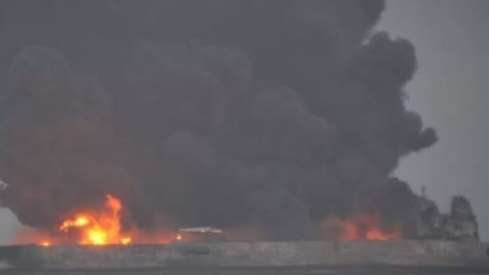 Танкер Sanchi загорелся в результате столкновения