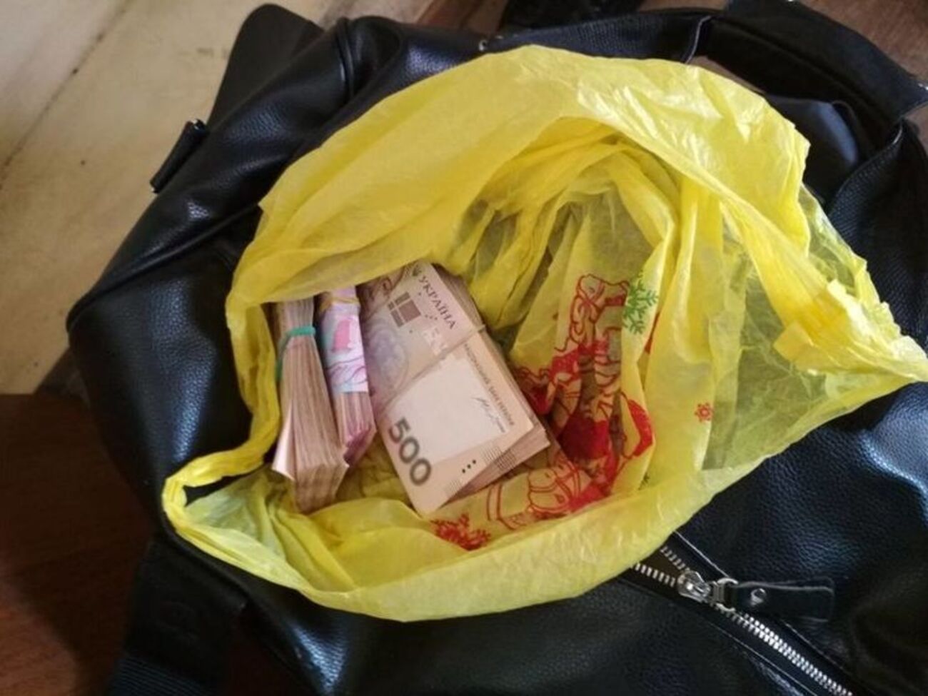Іноземець приховав серед особистих речей велику суму грошей