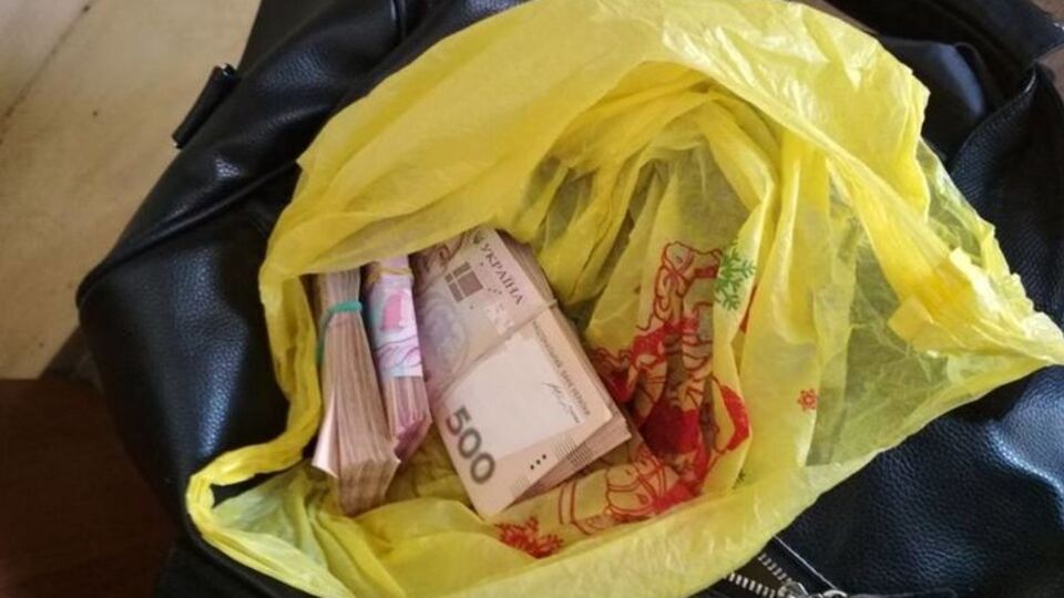 Іноземець приховав серед особистих речей велику суму грошей