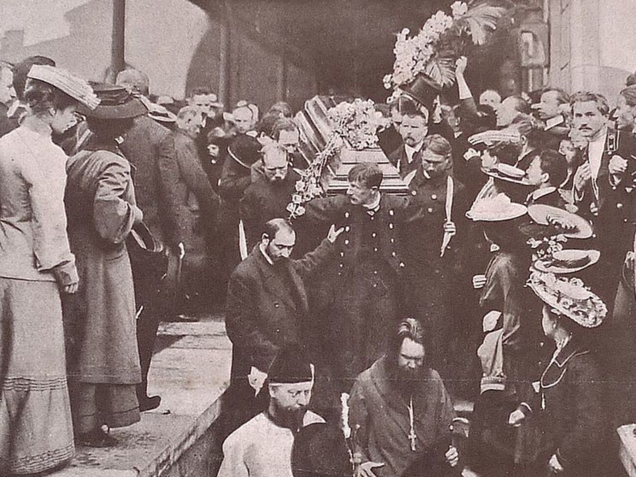 Винесення з вагона труни з тілом Чехова. Миколаївський вокзал, 1904 рік