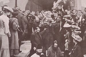 Вынос из вагона гроба с телом Чехова. Николаевский вокзал, 1904 год