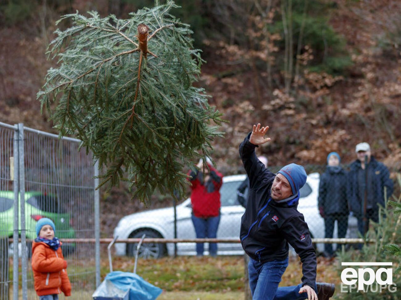 Елки метали как копье и молот, а также бросали через планку