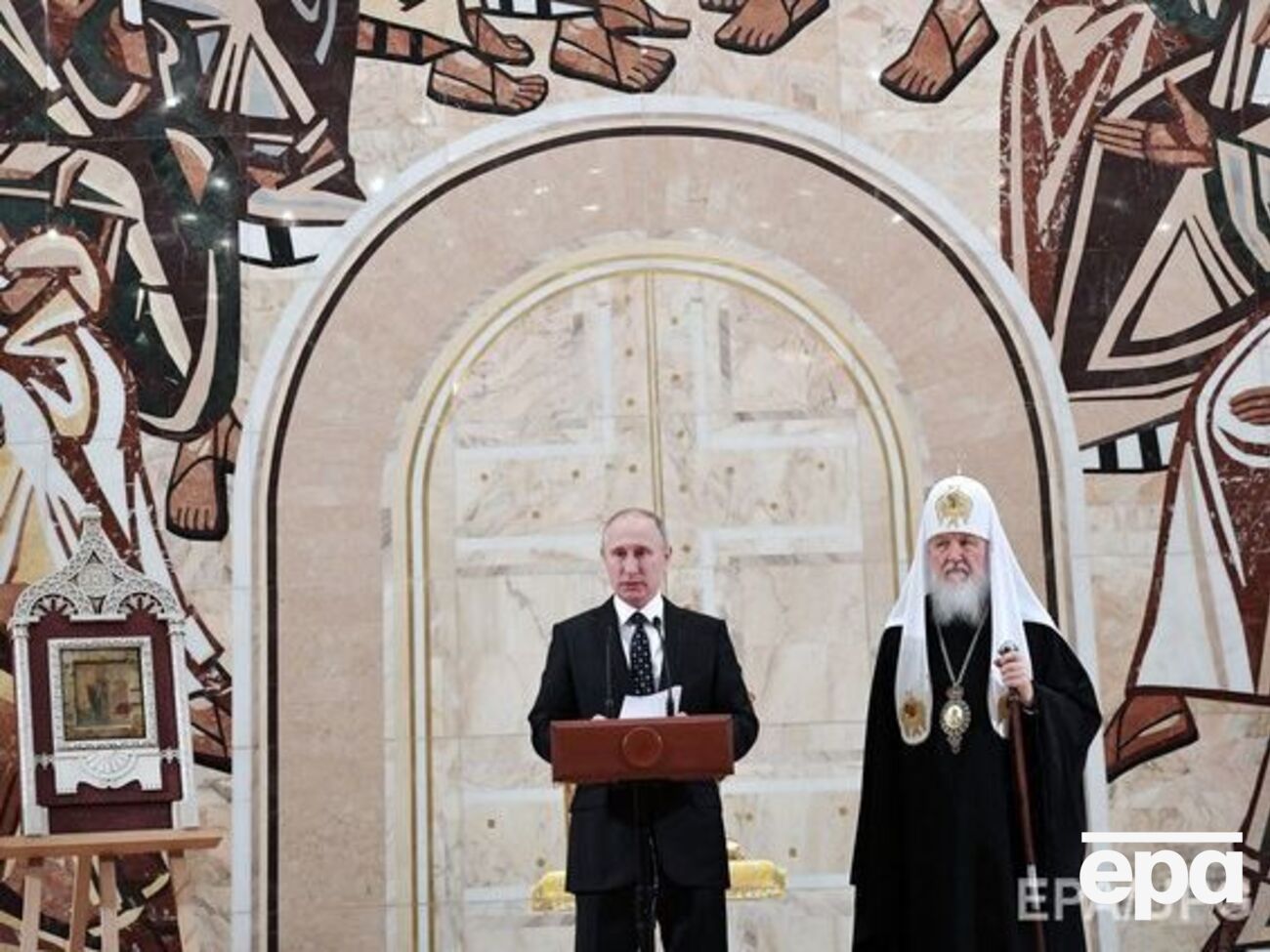 Представителей УПЦ МП вывели из зала во время выступления Путина, чтобы им не пришлось стоять во время выступления президента РФ