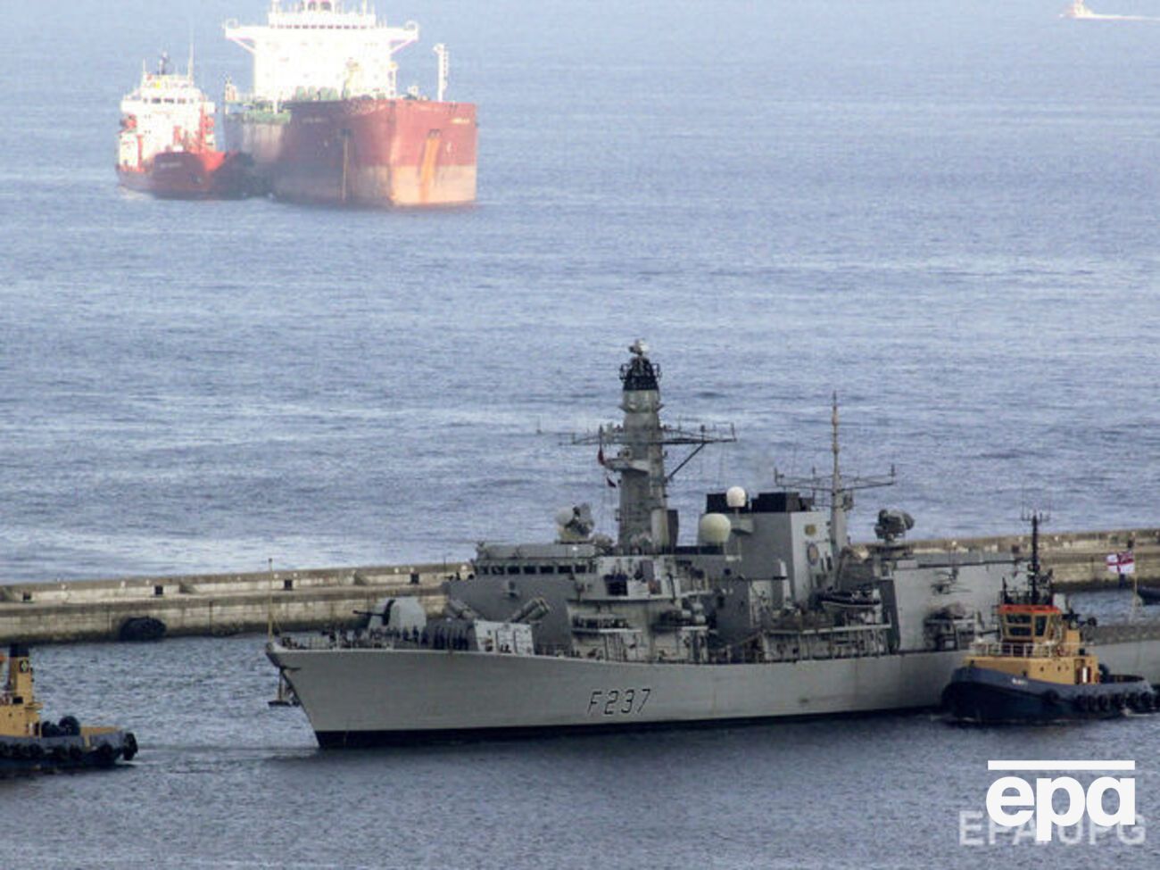 Британский фрегат сопроводит российские суда