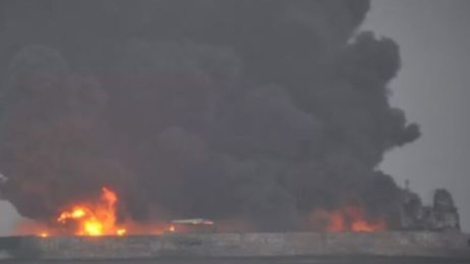 Танкер Sanchi может взорваться или затонуть