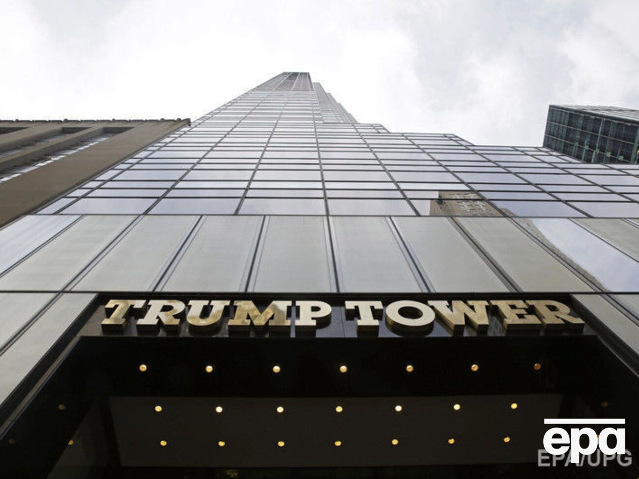 На крыше здания произошел пожар