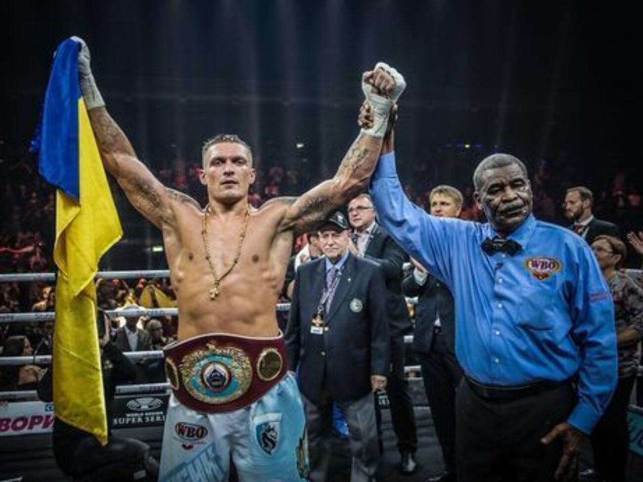 Усик вышел в полуфинал Всемирной боксерской суперсерии