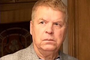 Кокшенову 81 год