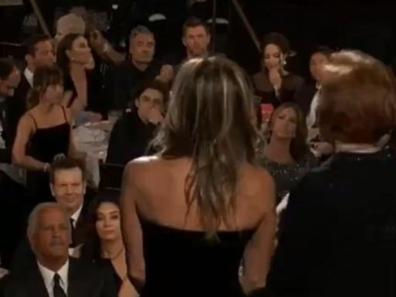 Во время выступления Энистон Джоли красила губы