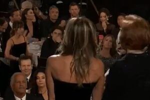 Во время выступления Энистон Джоли красила губы