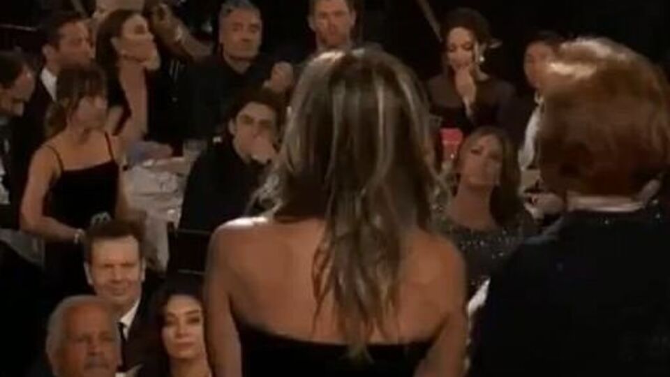 Під час виступу Еністон Джолі фарбувала губи