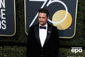 В ходе церемонии у Франко был значок TimesUp