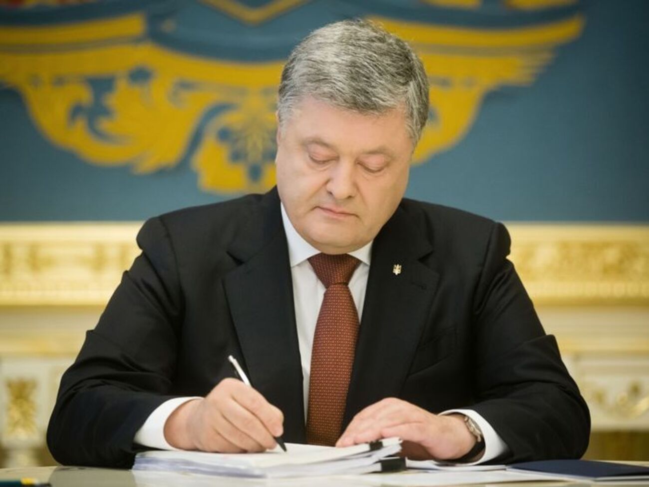 Порошенко підписав закон, що дає змогу видавати тимчасові дозволи на мовлення на територіях з особливим режимом