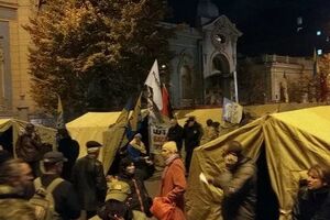 Наметове містечко під ВР "заморожене"